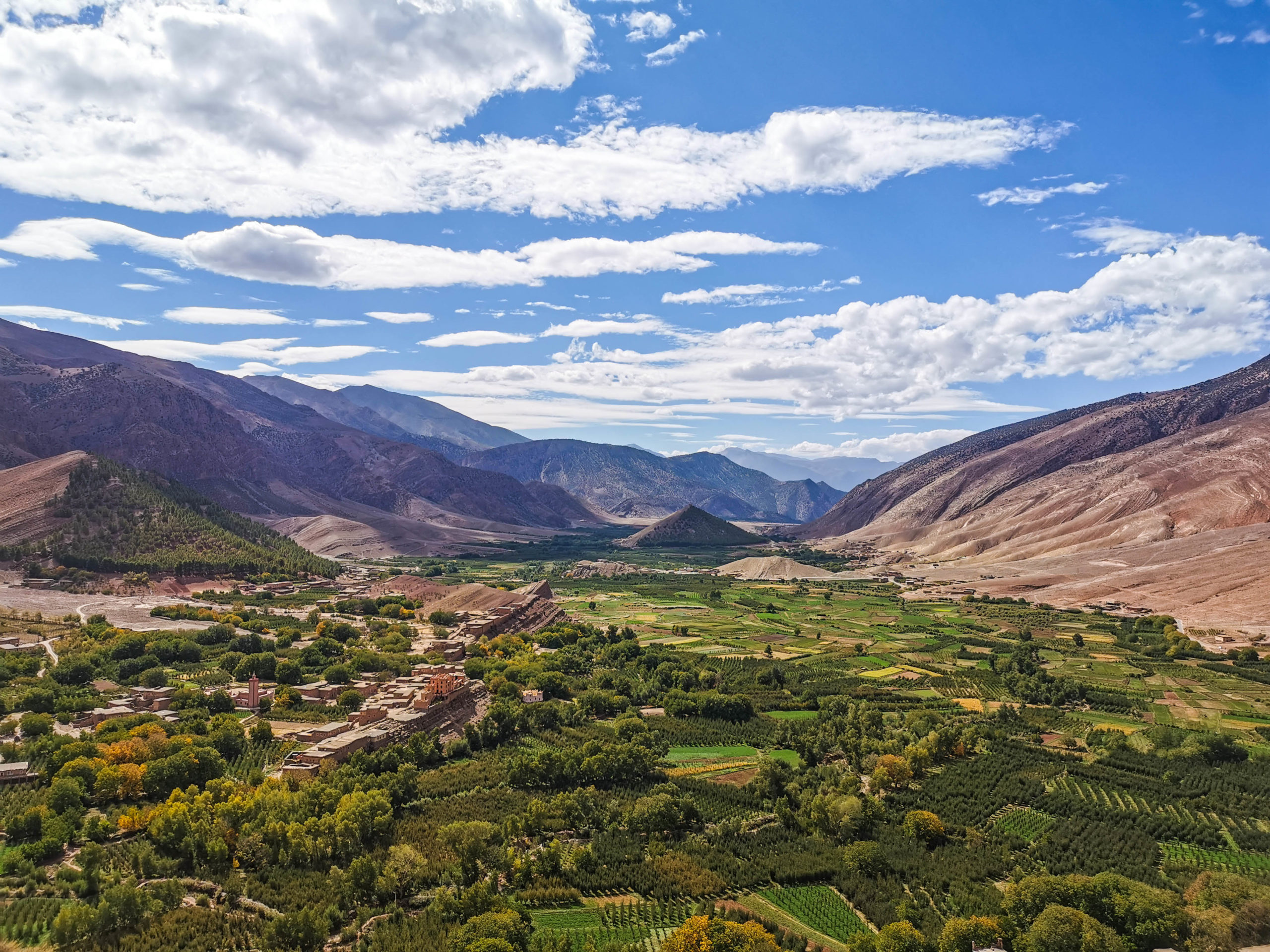 Vue-panoramique sur la vallee dait bouguemez trekking randonnée au maroc happy trip