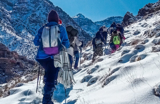 Voyage-organise-haut-atlas-Oukaimeden-Tacheddirt-neige-happy-trip-randonnee-trekking-hiking-au-maroc-travel-in-morocco-imlil-toubkal